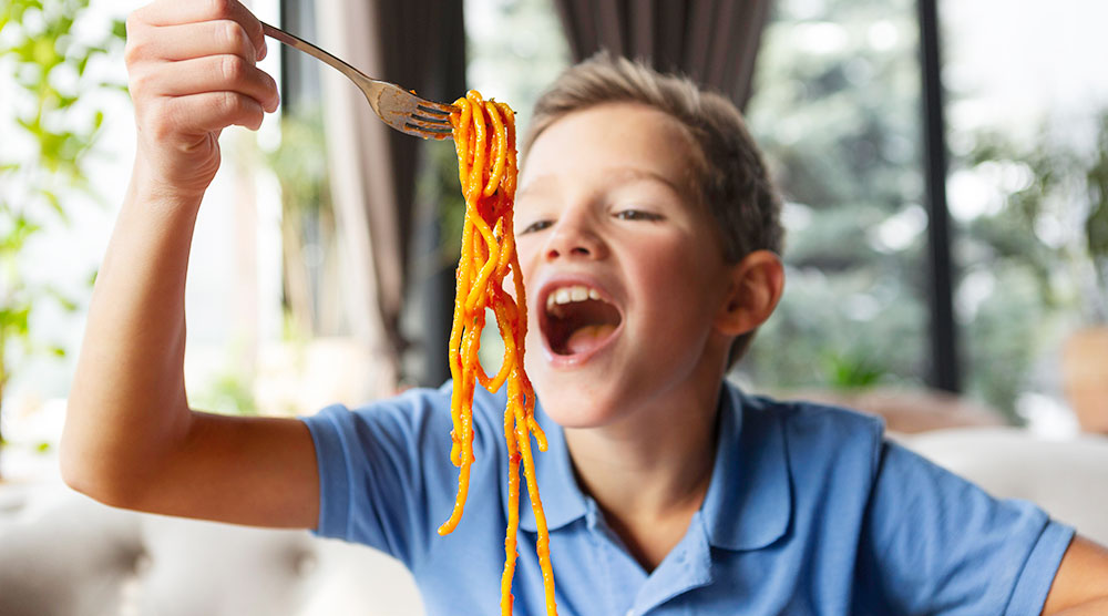 Comer muito rápido faz mal à saúde da criança? Fonoaudióloga responde | Lifebrunch