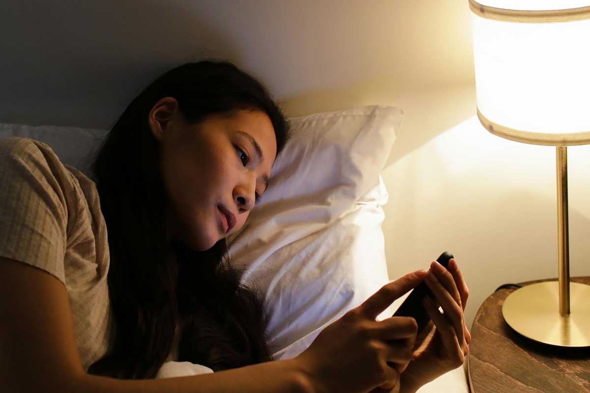 94% dos brasileiros usam celular na cama, diz pesquisa