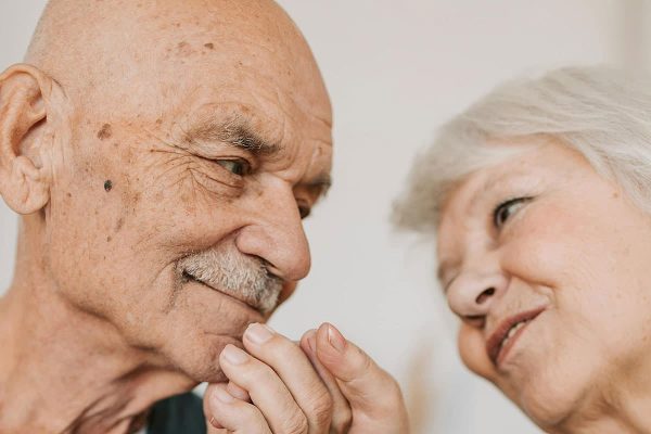 5 mudanças na fala que ajudam a detectar o Alzheimer precocemente | Lifebrunch