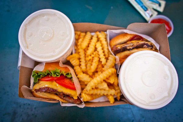 Passar muito tempo no trânsito estimula consumo de fast-food, diz estudo | Lifebrunch